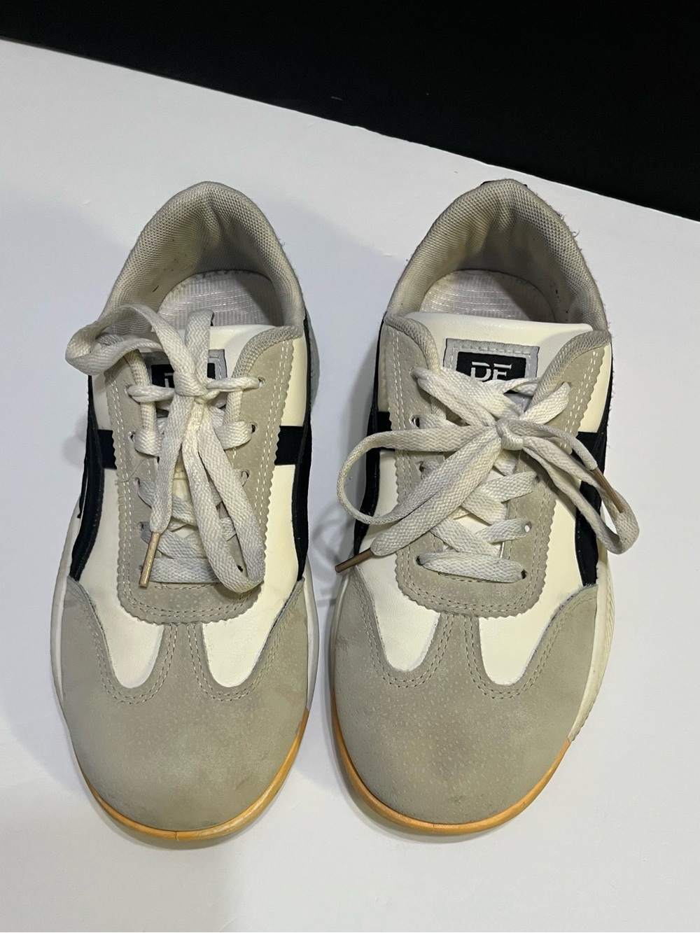Casual Men's Runner Sneakers in Light Gray, White & Black